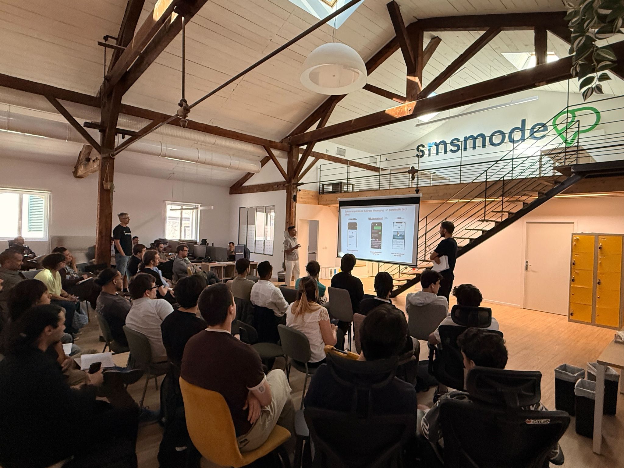 Hackathon Code4Sud × smsmode© : le défi RCS a démarré à Marseille